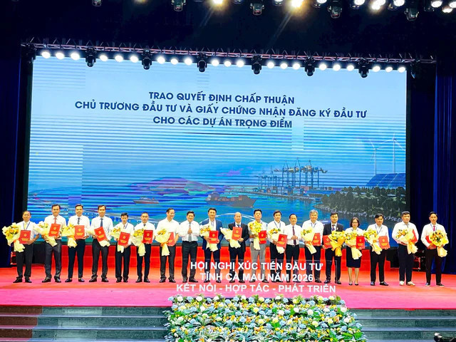 Lễ trao quyết định chấp thuận chủ trương đầu tư và giấy chứng nhận đăng ký đầu tư cho các dự án trọng điểm tại tỉnh Cà Mau-compressed