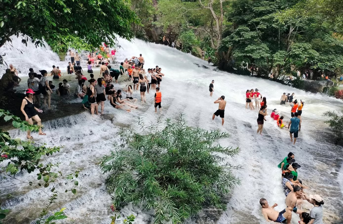 Khu du lịch Tiên Nữ, tỉnh Lạng Sơn. Du khách tử vong khi cứu con trai bị nước cuốn tại thác Tiên Nữ - Ảnh 1.