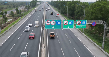 Tài xế Việt kể trải nghiệm "giữ khoảng cách" trên cao tốc dịp lễ