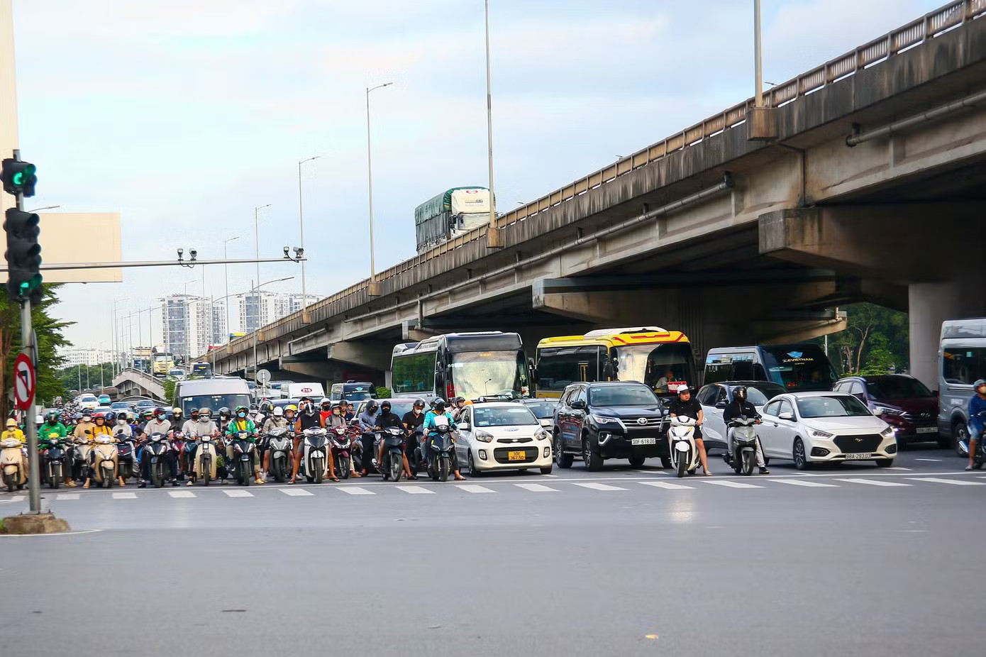 Hạn chế xe tải trọng lớn qua 2 nút giao cửa ngõ Hà Nội - Ảnh 1.