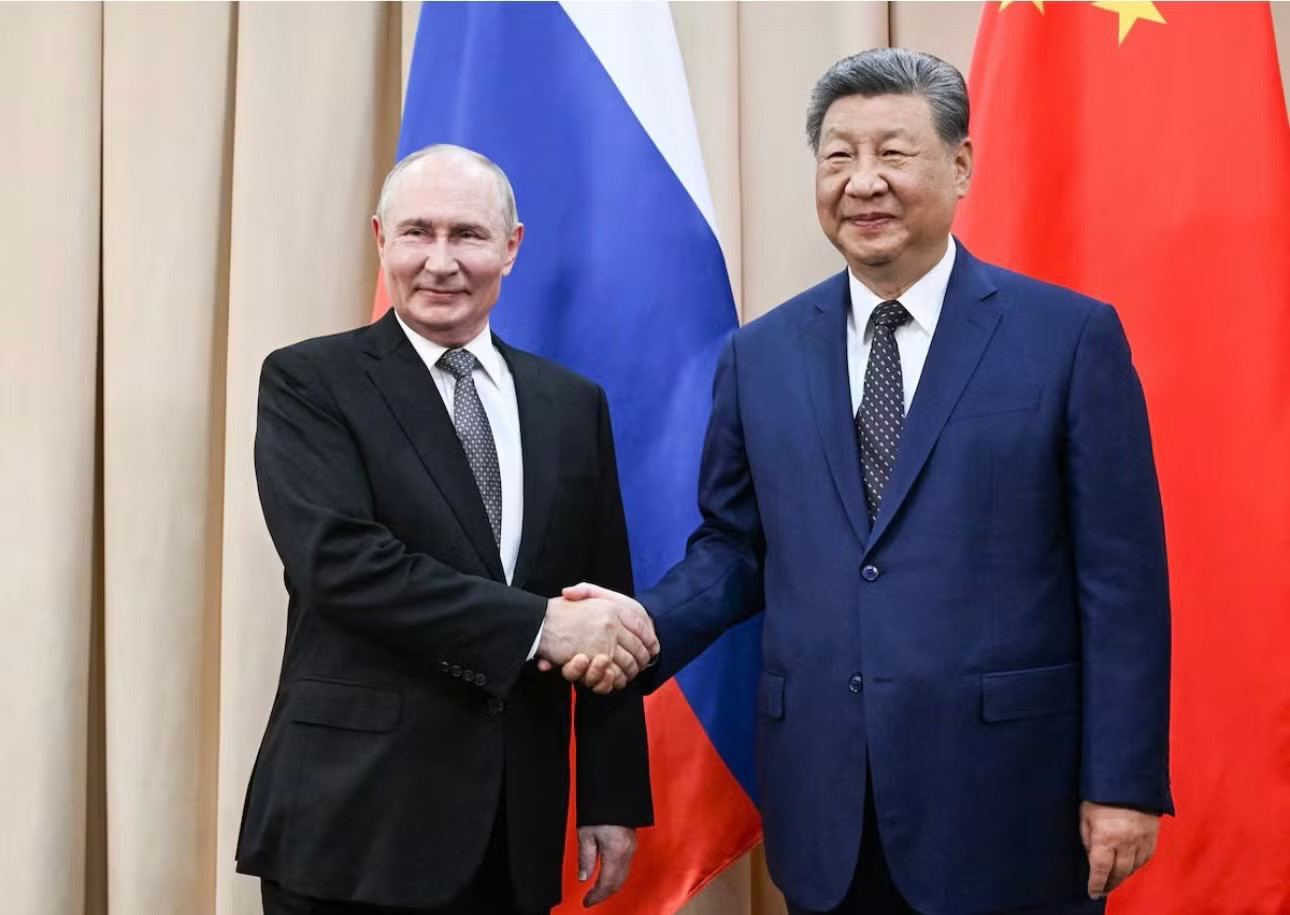 Tổng thống Nga Vladimir Putin và Chủ tịch Trung Quốc Tập Cận Bình gặp nhau bên lề hội nghị <a style='text-decoration: none;' href='/SCO'>SCO</a> tại Kyrgyzstan ngày 31/8. (Ảnh: Sputnik) Điện Kremlin nói về khả năng lãnh đạo Nga - Trung - Mỹ sắp gặp nhau - Ảnh 1.