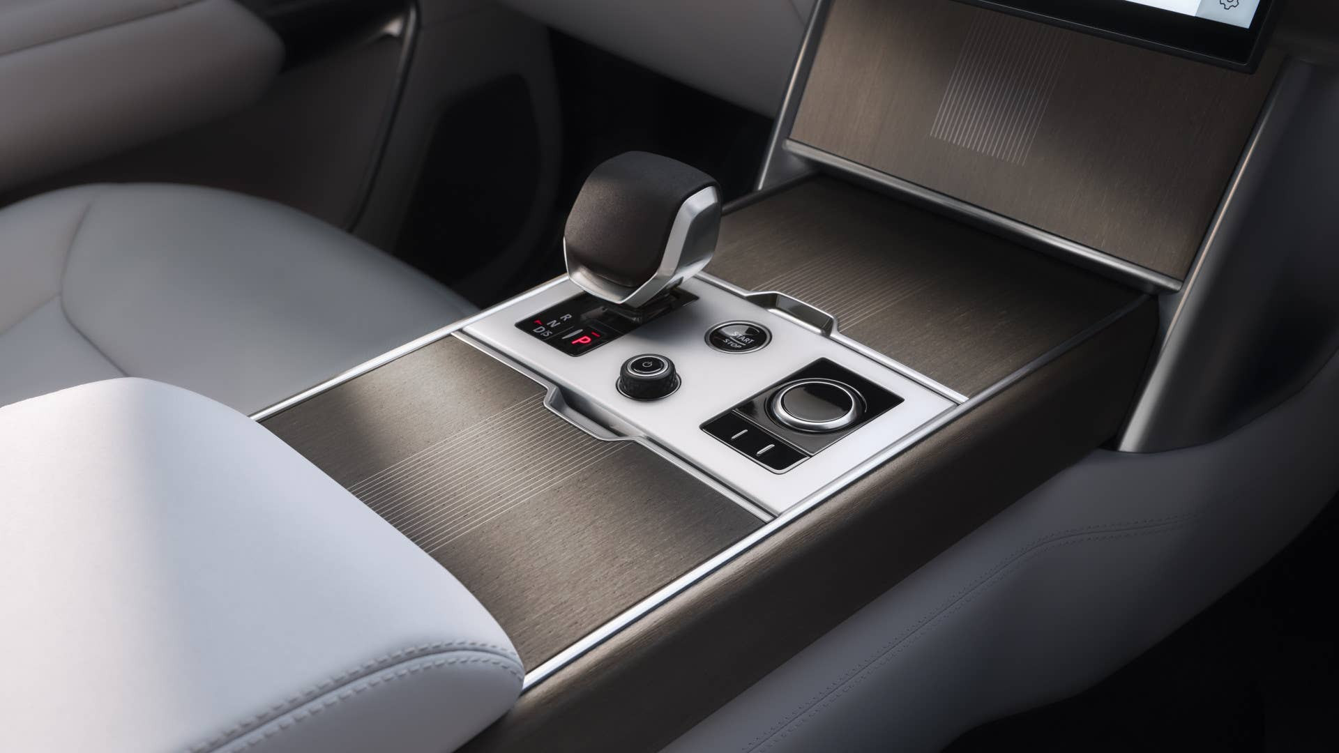 Cần số trên Range Rover EV 2027