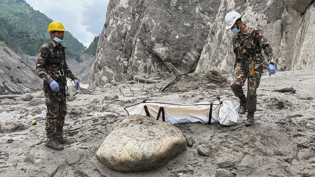 Gần 4.000 người vẫn mất tích, nhiều gia đình Nepal làm lễ tang tượng trưng - Ảnh 2.