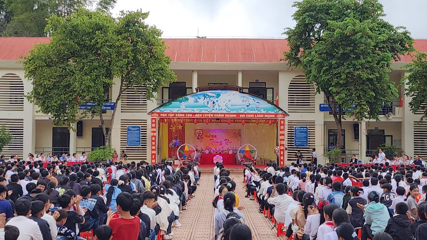 Điện Biên khẩn cấp rà soát việc một hiệu trưởng lên mạng kêu gọi hỗ trợ gạo và gas - Ảnh 1.
