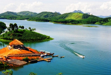 Hồ nước nhân tạo rộng 23.000ha, có hơn 1.300 đảo lớn nhỏ, dung tích 3,9 tỷ m3 nước, được ví như 'Hạ Long trên núi'