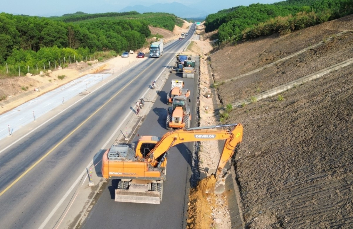 Thi công mở rộng cao tốc 