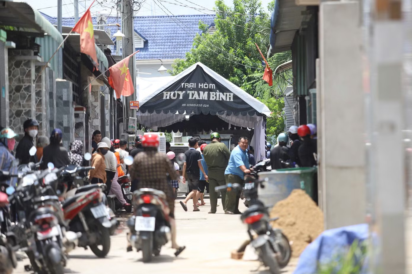 Hình ảnh tang thương ở con hẻm nơi xảy ra vụ án. Thông tin nạn nhân cuối cùng vụ thảm án ở Đồng Nai - Ảnh 1.