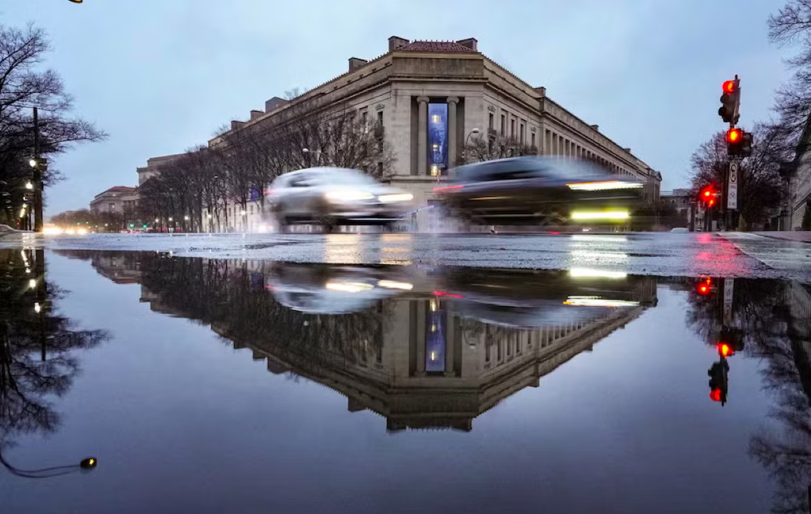 Trụ sở Bộ Tư pháp Mỹ tại thủ đô Washington D.C. (Ảnh: Reuter) Bộ Tư pháp Mỹ dọa cắt hàng tỷ đô la trợ cấp cho các bang không báo cáo người nhập cư bất hợp pháp - Ảnh 1.