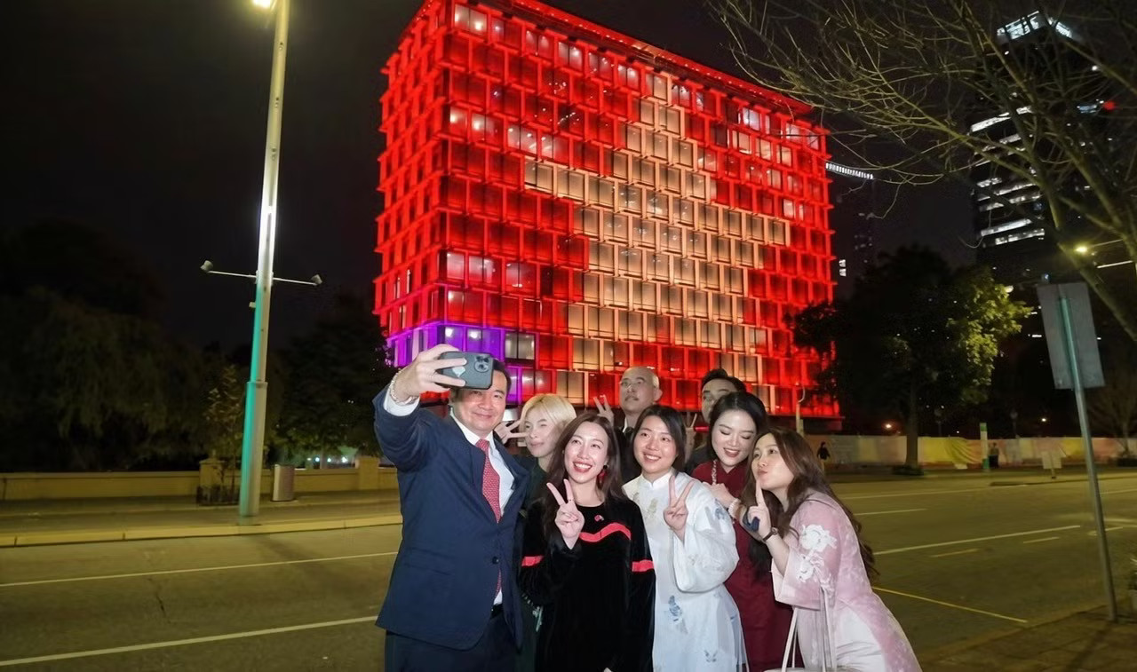 Quốc kỳ Việt Nam rực sáng trên Toà thị chính Perth. Ảnh: Mofa Khoảnh khắc chưa từng có trong lịch sử cộng đồng người Việt ở Tây Úc - Ảnh 3.