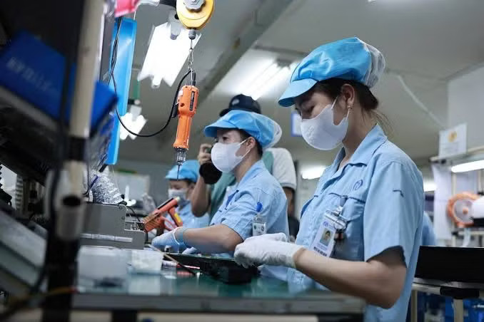 Ngành công nghiệp chế biến, chế tạo tiếp tục là lĩnh vực thu hút vốn FDI nhiều nhất với 12,15 tỷ USD. Hơn 40 tỷ USD vốn ngoại rót vào Việt Nam: Đâu là nam châm 'hút tiền'? - Ảnh 1.