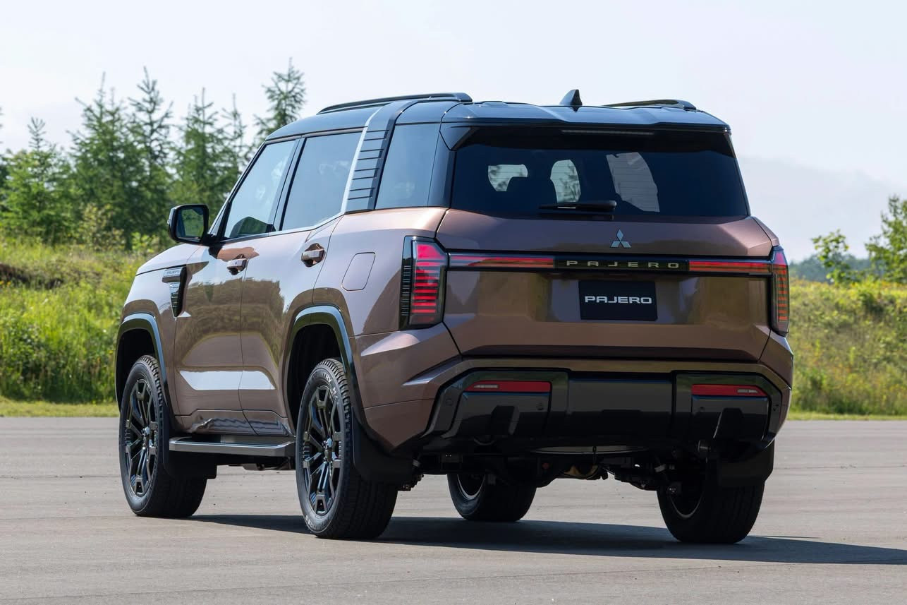 Mitsubishi Pajero nhìn từ phía sau