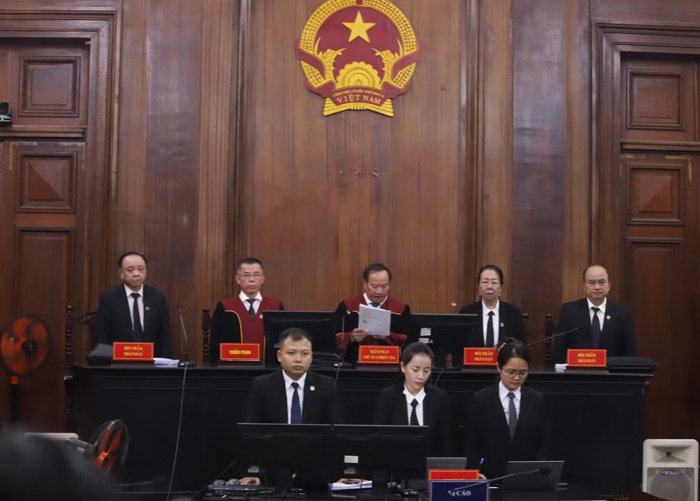 HĐXX phiên tòa đại án VN10. Ảnh: Nguyễn Tiến. Đại án VN10: 11 bị cáo lĩnh án tử hình - Ảnh 1.