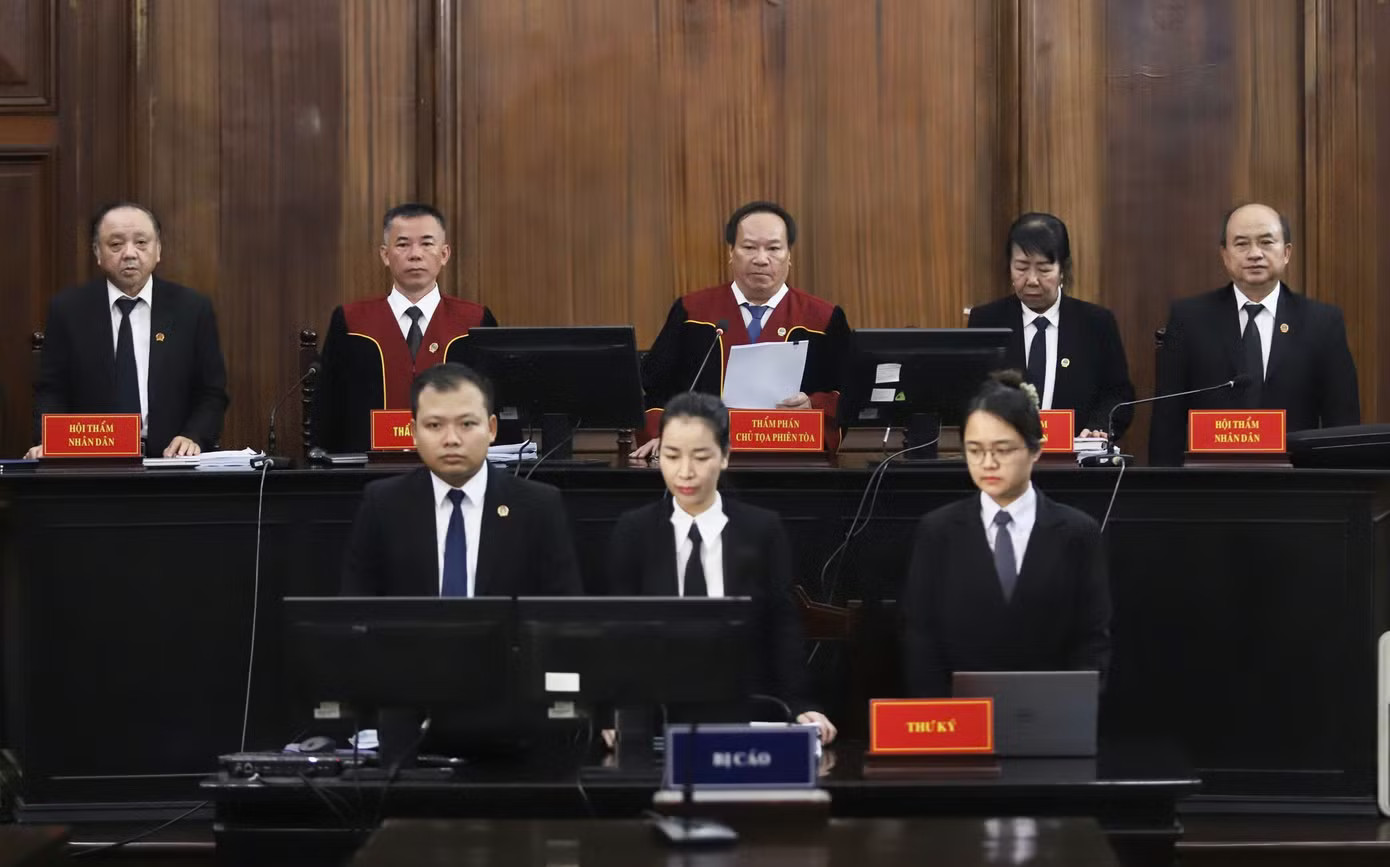 HĐXX phiên tòa VN10 đang tuyên án ngày 3/9. Ảnh: Nguyễn Tiến. Chi tiết mức án 227 bị cáo trong đại án ma túy liên quan 4 nữ tiếp viên hàng không - Ảnh 1.