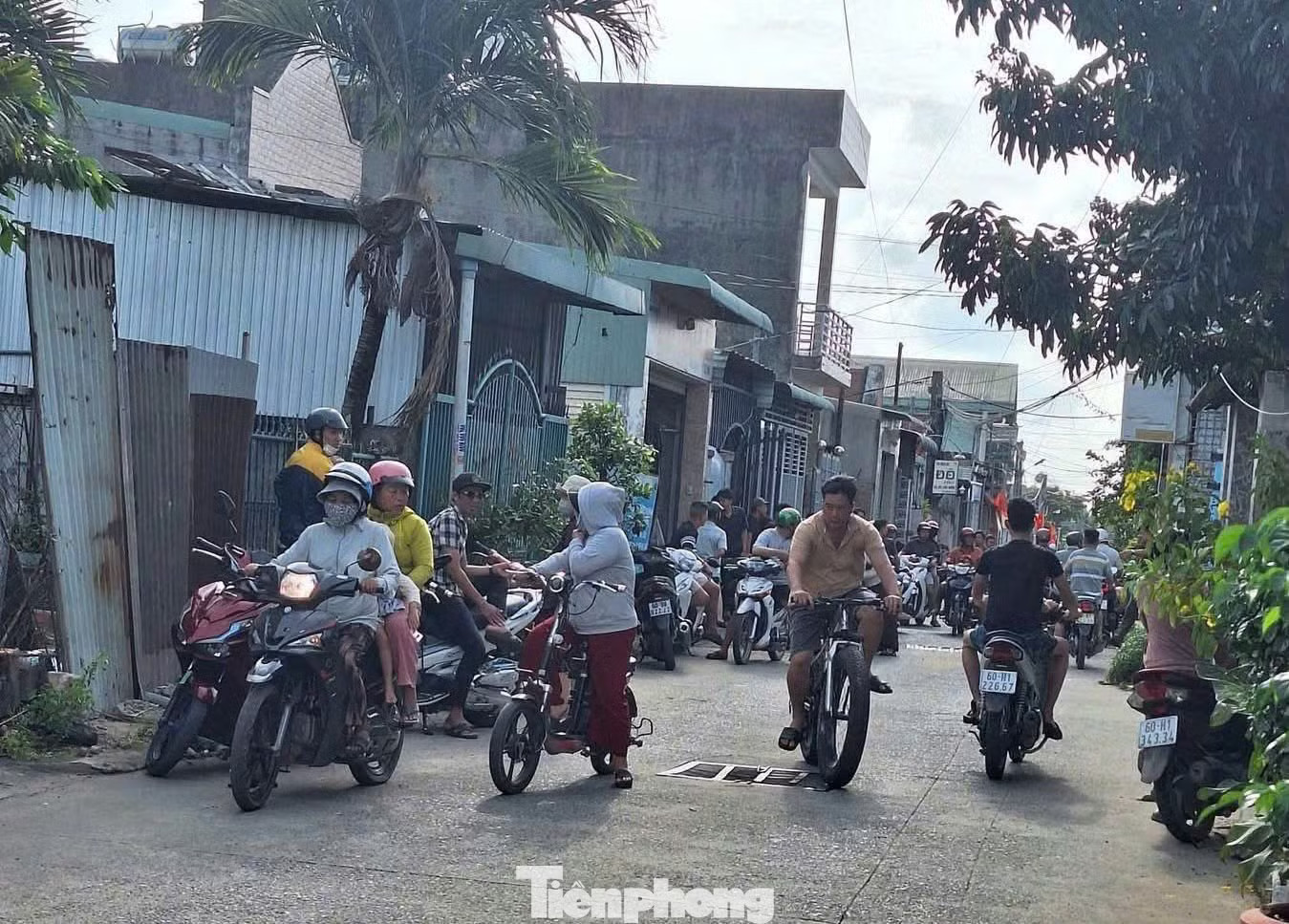 Nhiều người dân tập trung theo dõi lực lượng chức năng xử lý hiện trường vụ án mạng. Ảnh: Nguyễn Tiến Vụ 4 người trong gia đình thương vong ở Đồng Nai: Hung thủ vào nhầm nhà? - Ảnh 2.