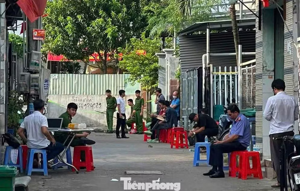 Công an phong tỏa hiện trường vụ án mạng xảy ra rạng sáng 3-9 tại xã Bình Minh, thành phố Đồng Nai. Ảnh: Nguyễn Tiến Vụ 4 người trong gia đình thương vong ở Đồng Nai: Hung thủ vào nhầm nhà? - Ảnh 1.