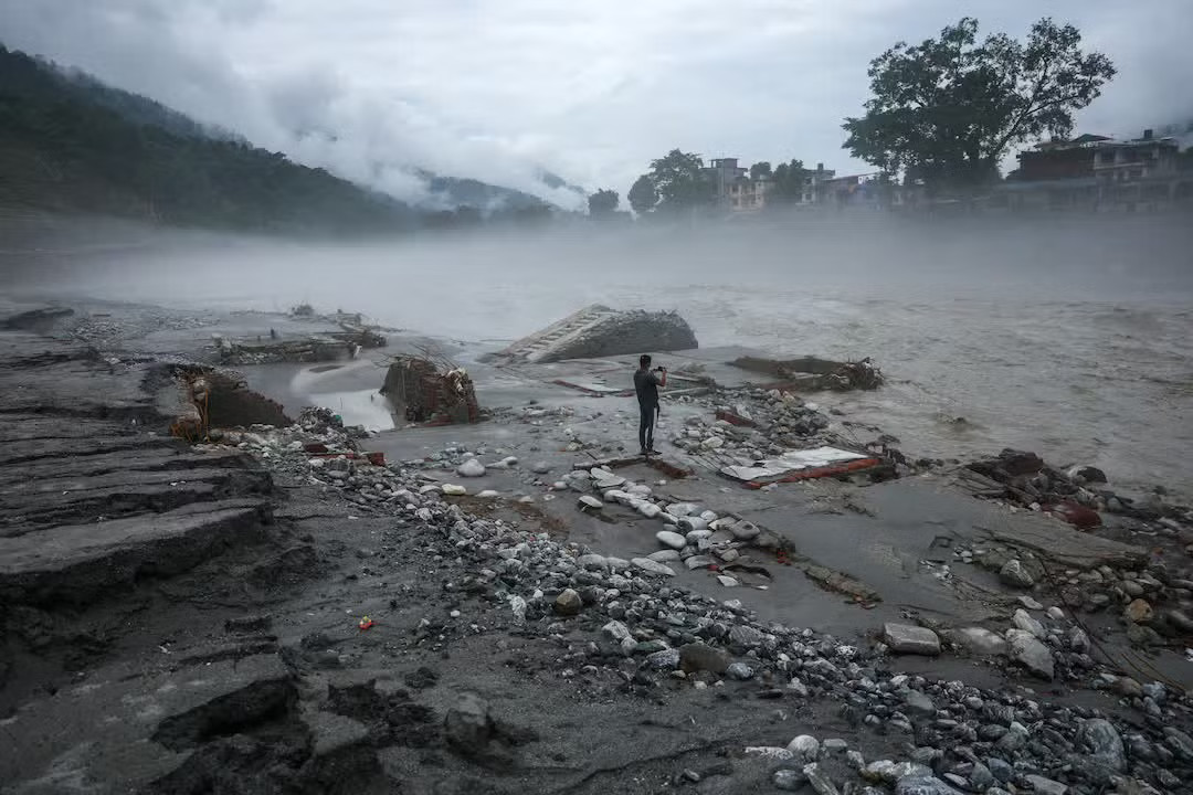 Quang cảnh sau trận lũ ở gần sông Trishuli, quận Nuwakot, Nepal. (Ảnh: Reuters) 500 kỹ sư Nepal 'trực chiến' trong nhóm chat, lập 'bản đồ sống' cứu người dưới đường hầm - Ảnh 4.
