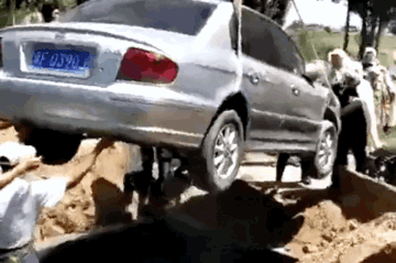 Người đàn ông được chôn cất trong xe ô tô Hyundai thay vì quan tài