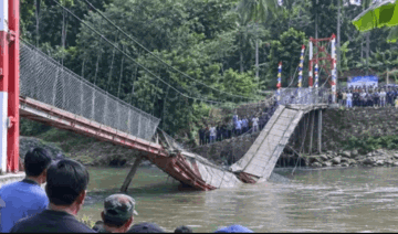 Sập cầu treo dài 60m ngay trong lễ khánh thành, người dân la hét, hoảng loạn, chính quyền lập tức phong tỏa hiện trường