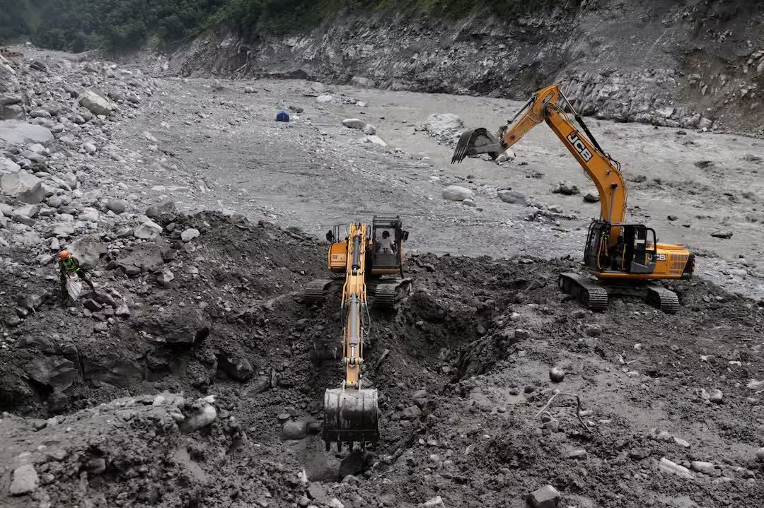 Máy xúc hạng nặng được sử dụng để dọn đường vào một đường hầm tại Nhà máy Thủy điện Upper Trishuli 3A. (Ảnh: Reuters) 500 kỹ sư Nepal 'trực chiến' trong nhóm chat, lập 'bản đồ sống' cứu người dưới đường hầm - Ảnh 3.