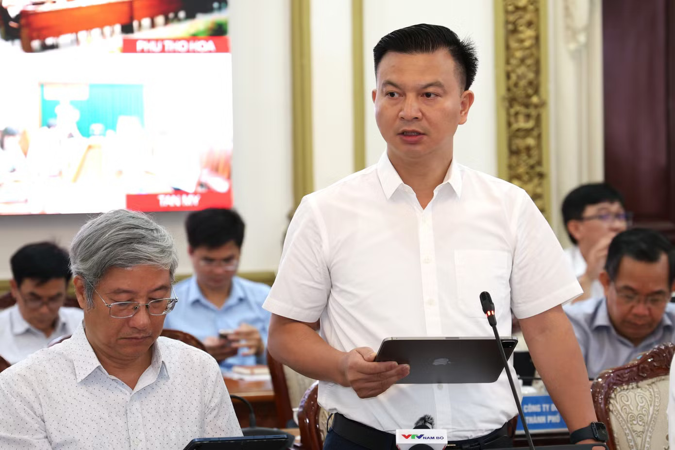 Lãnh đạo TPHCM và các sở, ngành trao đổi các nội dung tại phiên họp. Ảnh: Ngô Tùng Chủ tịch TPHCM giao KPI cho cán bộ trong quý III, 'không đạt thì không hoàn thành tốt nhiệm vụ' - Ảnh 3.