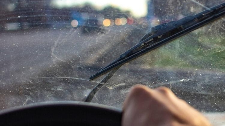 Lớp màng bám kính ô tô gây khó chịu và hạn chế tầm nhìn