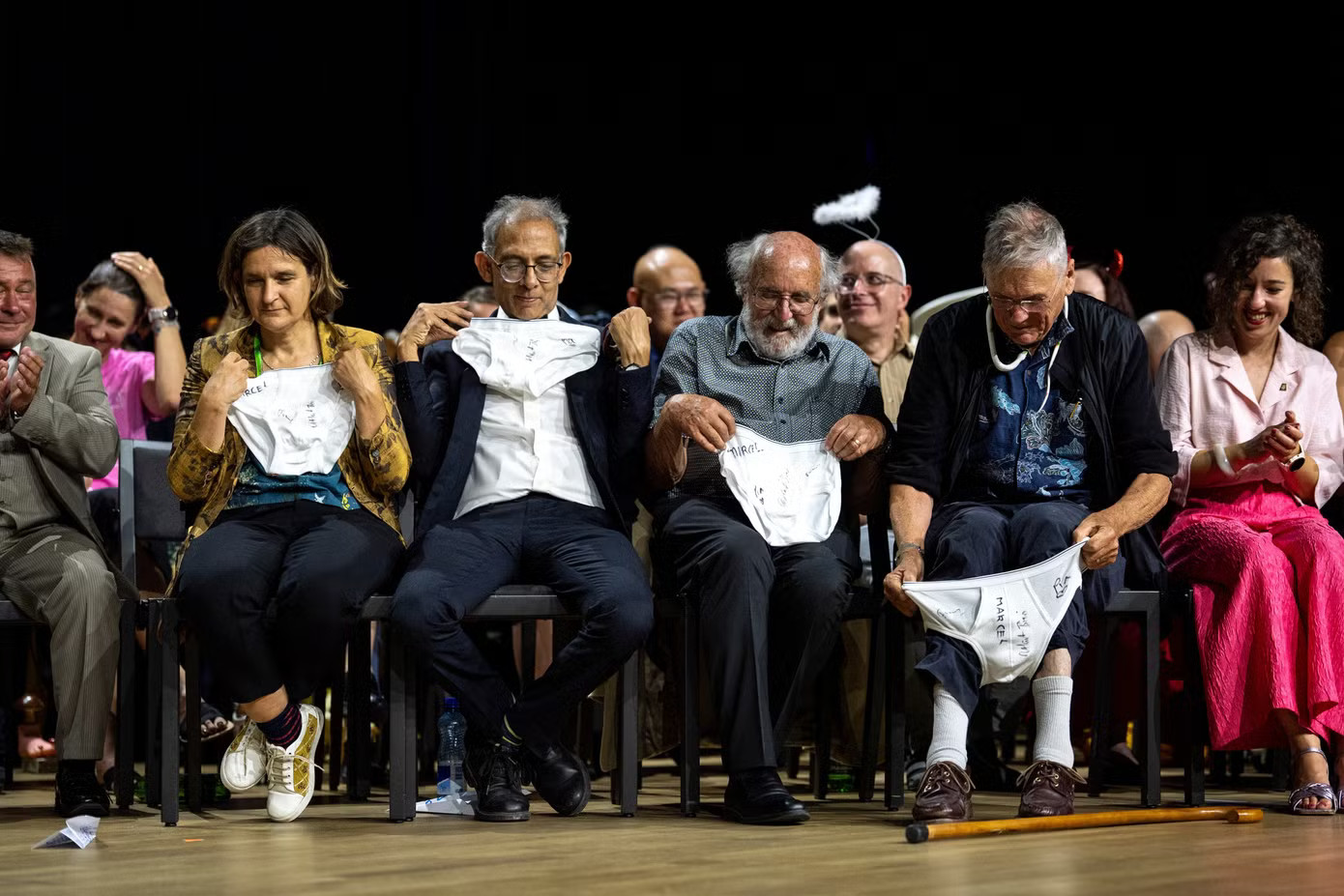 Nghiên cứu về ‘sữa gián’ và xì mũi giành giải Ig Nobel - Ảnh 3.