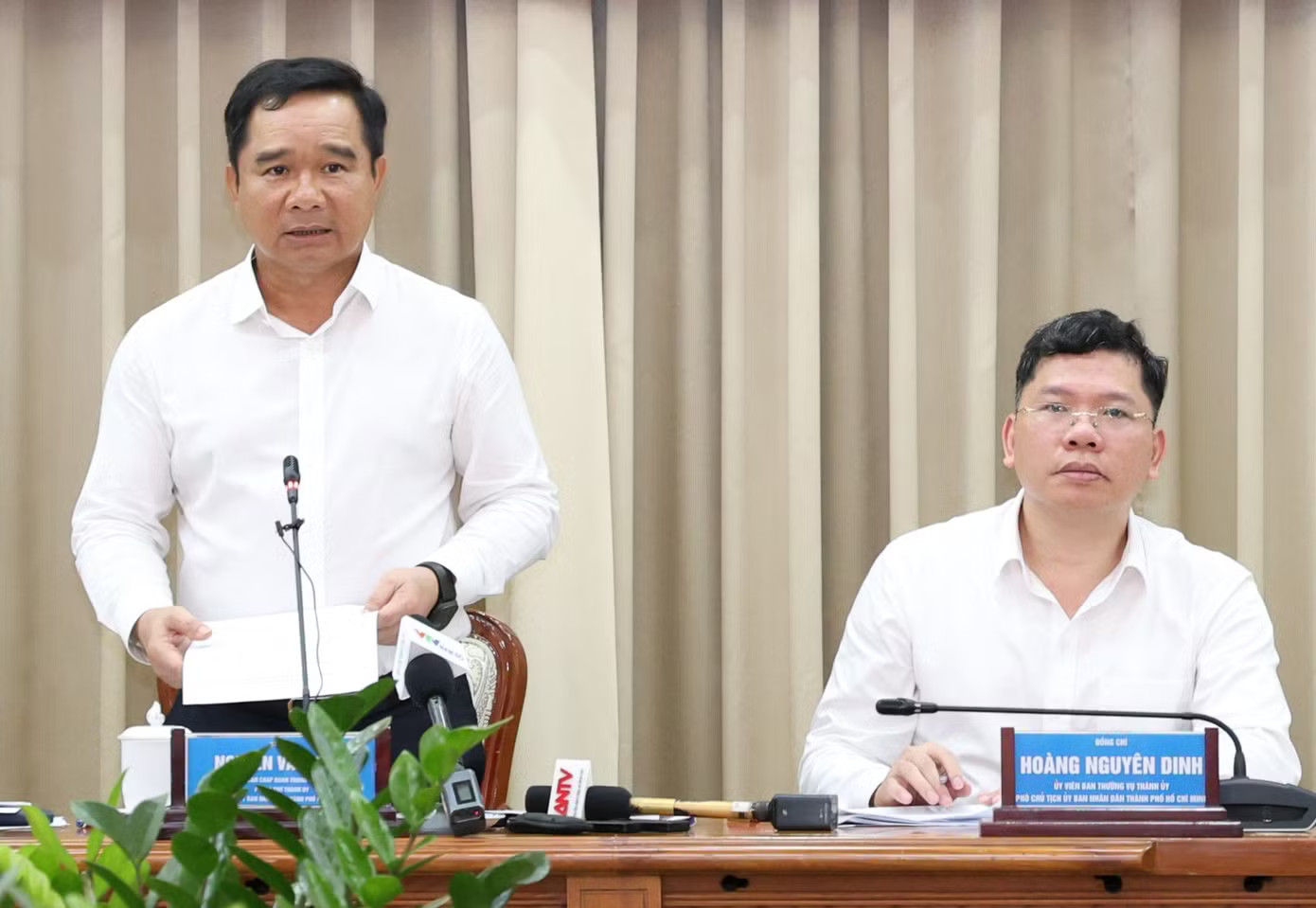 Chủ tịch UBND TPHCM Nguyễn Văn Được trao đổi tại phiên họp. Ảnh: Ngô Tùng Chủ tịch TPHCM nói về nguyên nhân nhiều doanh nghiệp rời thị trường - Ảnh 1.
