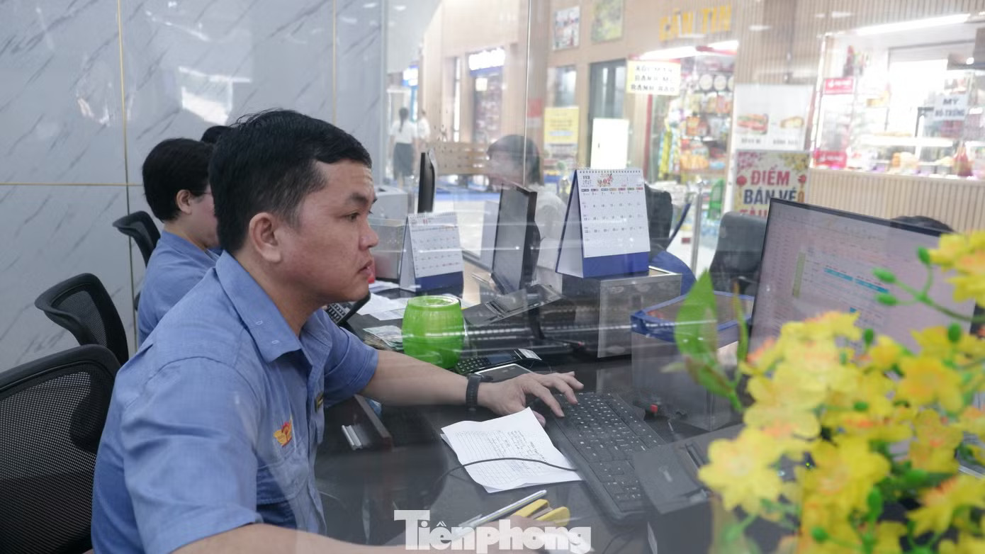 Đại diện chi nhánh Vận tải đường sắt Sài Gòn cho biết, trong buổi sáng mở bán vé tàu Tết, đường truyền cũng như công tác phục vụ đều diễn ra thông suốt. Ảnh: Hữu Huy. Bán vé tàu Tết: Vì sao khách đến ga mua thưa thớt? - Ảnh 5.