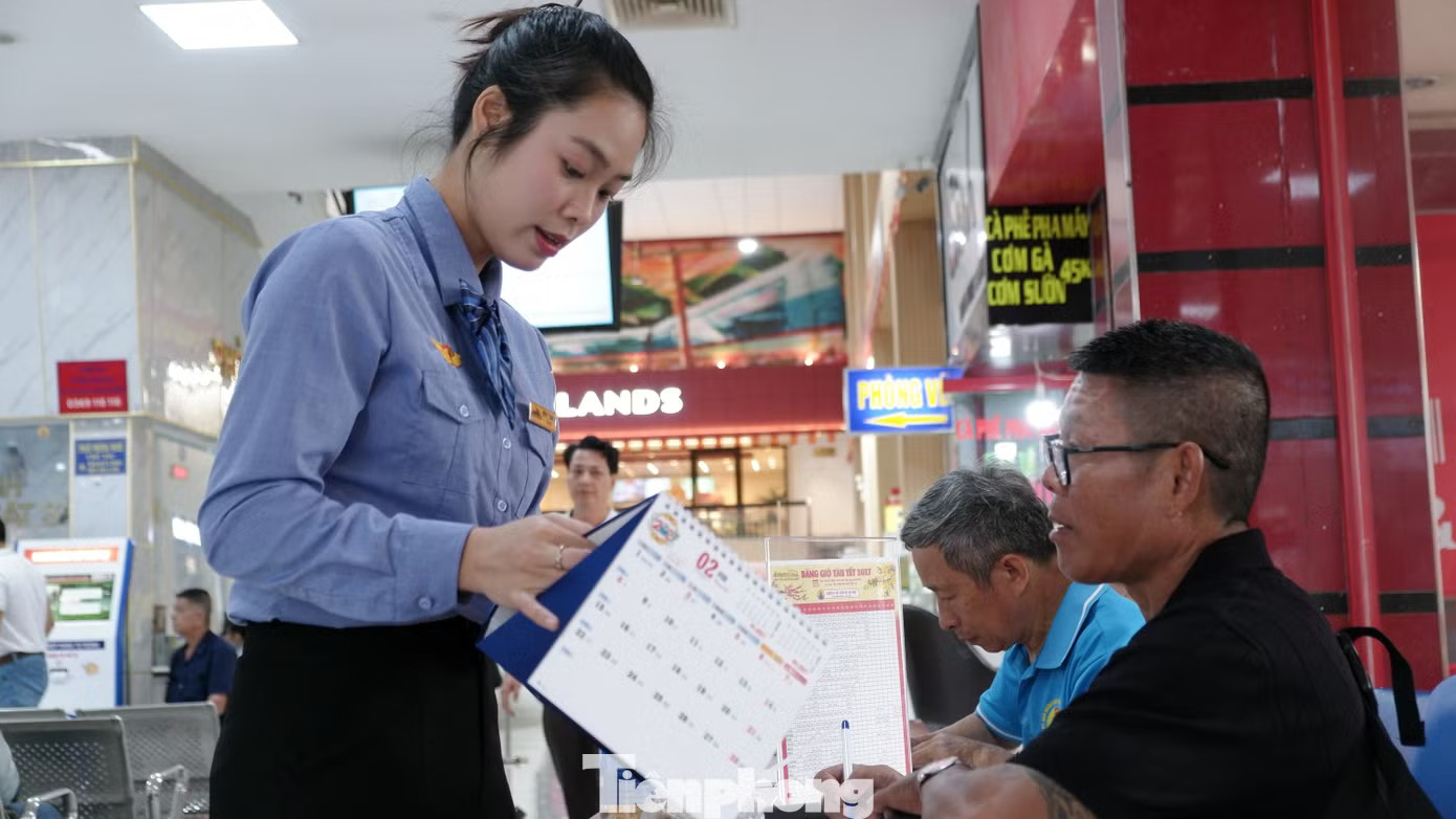 Nhân viên hướng dẫn, tư vấn về lịch trình, giá vé và các thủ tục liên quan đến hành khách. Ảnh: Hữu Huy. Bán vé tàu Tết: Vì sao khách đến ga mua thưa thớt? - Ảnh 2.