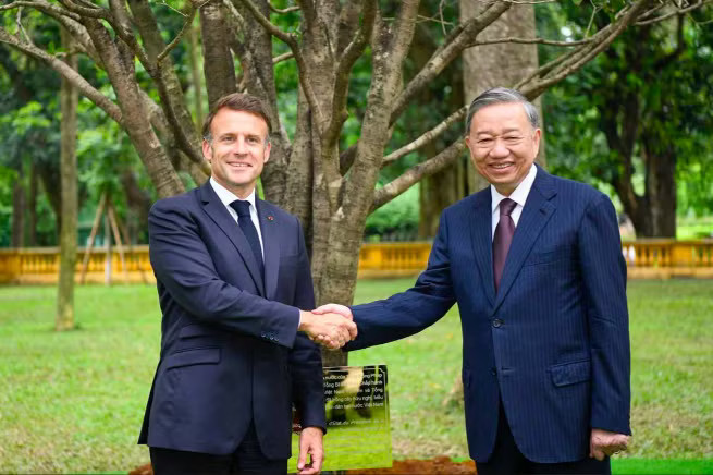 Tổng Bí thư Tô Lâm và Tổng thống Pháp Emmanuel Macron trồng cây hữu nghị trong khu Di tích Chủ tịch Hồ Chí Minh tháng 5/2025. Ảnh: Như Ý. Tầm quan trọng chuyến thăm Nga, Pháp của Tổng Bí thư, Chủ tịch nước Tô Lâm sắp tới - Ảnh 2.