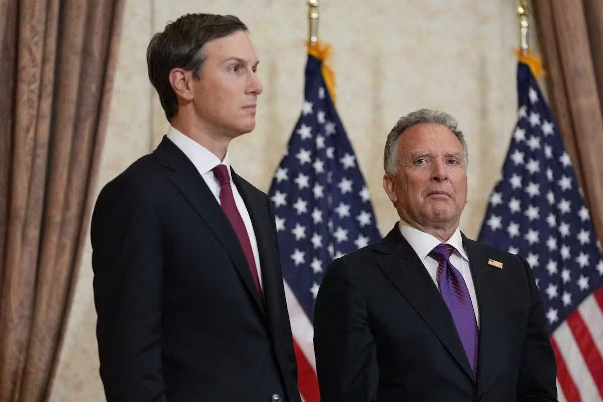Đặc phái viên Steve Witkoff (phải) và con rể của Tổng thống Trump - Jared Kushner. (Ảnh: Reuters) Tổng thống Mỹ Trump đưa ra ý tưởng hòa bình mới, cử hai đặc phái viên đến Nga và Ukraine - Ảnh 1.