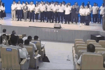 Hơn 40 giáo viên bị yêu cầu chụp ảnh với chữ 'nhục nhã', chính quyền huyện phải xin lỗi