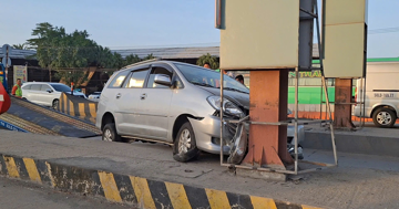 Ô tô chở 6 người mất lái đâm trạm thu phí cao tốc TPHCM - Trung Lương