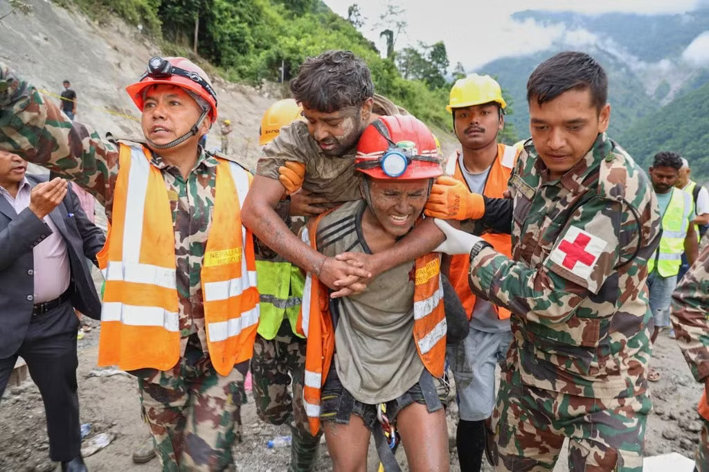 Việt Nam viện trợ khẩn cấp 300.000 USD giúp Nepal khắc phục hậu quả thiên tai - Ảnh 1.
