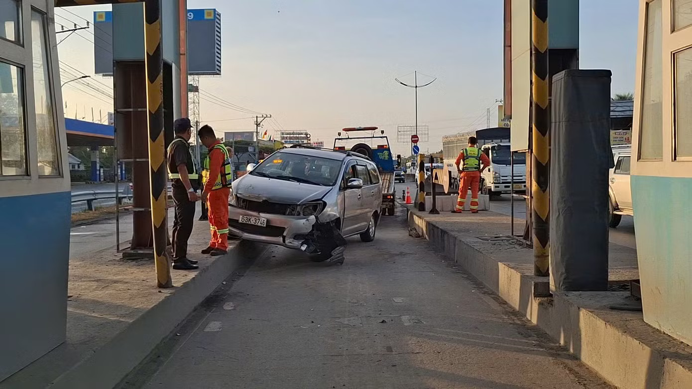 Ô tô chở 6 người mất lái đâm trạm thu phí cao tốc TPHCM - Trung Lương - Ảnh 1.