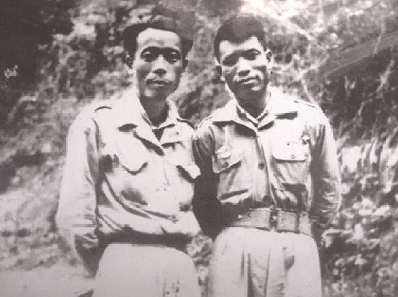 Đồng chí Hoàng Sâm (bên trái) và đồng chí Văn Tiến Dũng tại chiến khu Việt Bắc năm 1947