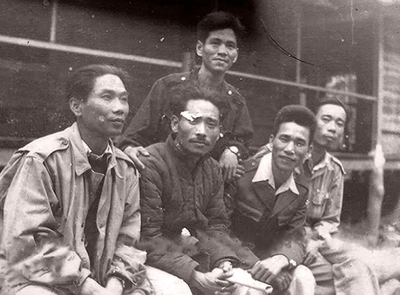 Thiếu tướng Hoàng Sâm (bên phải) tại Chiến khu Việt Bắc năm 1949