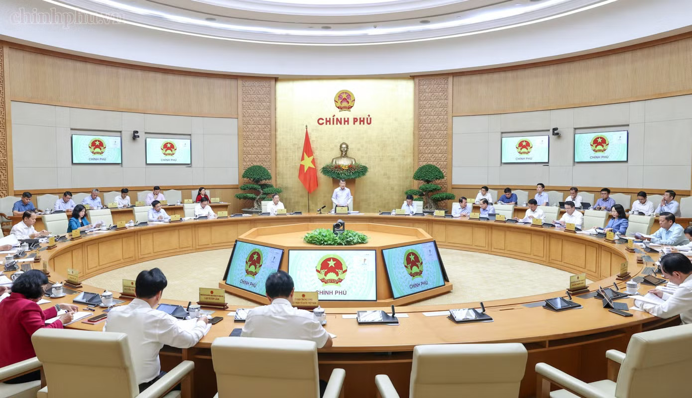 Thủ tướng Lê Minh Hưng chủ trì phiên họp Chính phủ thường kỳ. (Ảnh: Nhật Bắc) Kiên quyết khắc phục tình trạng cán bộ né tránh, đùn đẩy, sợ trách nhiệm - Ảnh 1.