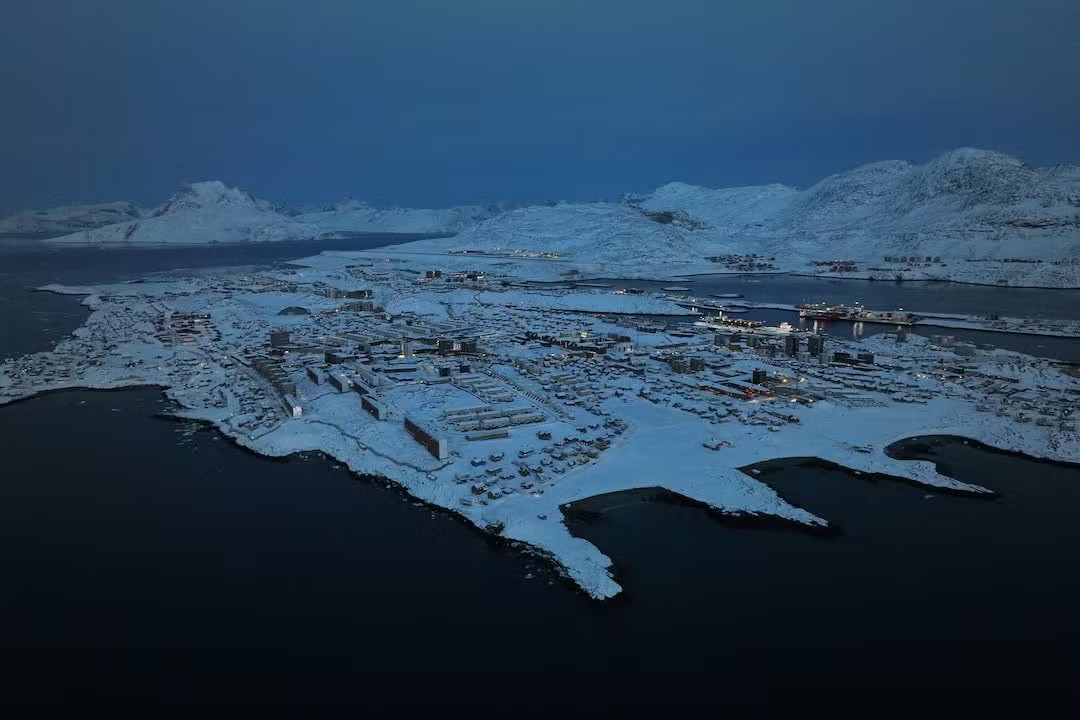 Ảnh từ trên cao của thủ phủ Nuuk, Greenland. (Nguồn: Reuters) Liên minh châu Âu dựng 'lá chắn' Greenland trước tham vọng chưa từng có của Mỹ - Ảnh 3.