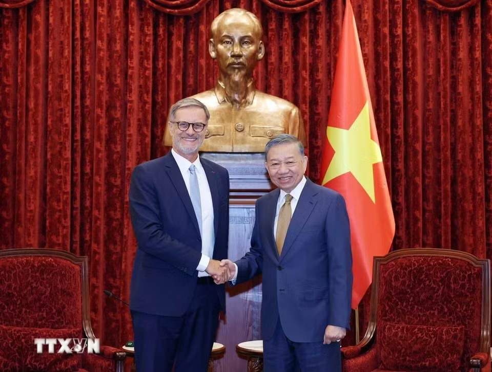 Tổng Bí thư, Chủ tịch nước Tô Lâm tiếp Đại sứ Pháp Olivier Brochet ngày 4/9. Ảnh: TTXVN. Tổng Bí thư, Chủ tịch nước Tô Lâm và Tổng thống Pháp sắp trao đổi gì? - Ảnh 1.