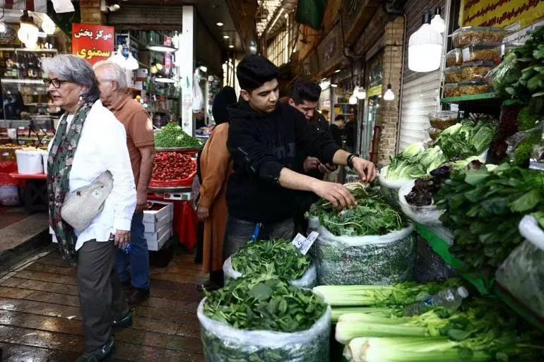 Tổng thống Iran thừa nhận đời sống người dân khó khăn, cảnh báo nguy cơ bất ổn - Ảnh 2.