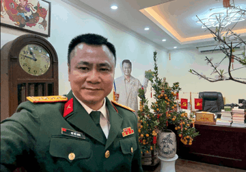 Đại tá 53 tuổi giữ chức Giám đốc nhà hát, bố mẹ đều là NSƯT, bạn thân là Cục trưởng nổi tiếng