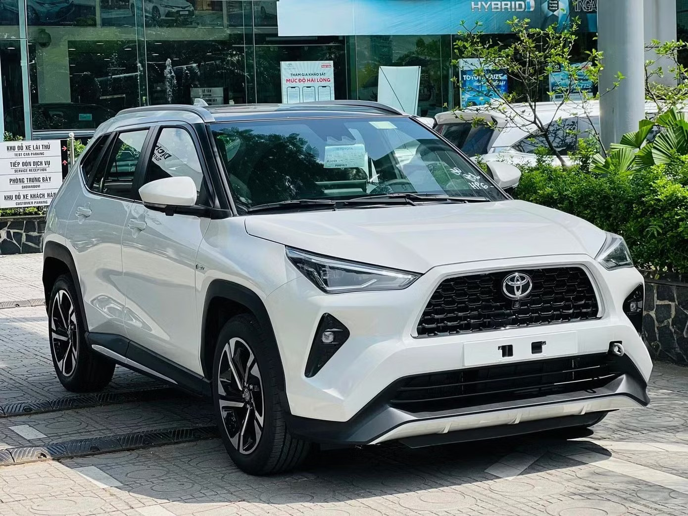 Toyota đẩy mạnh ưu đãi kích cầu với hai dòng xe hybrid là Yaris Cross và Corolla Cross. Thị trường ô tô tiếp tục đua giảm giá sau tháng Ngâu - Ảnh 2.