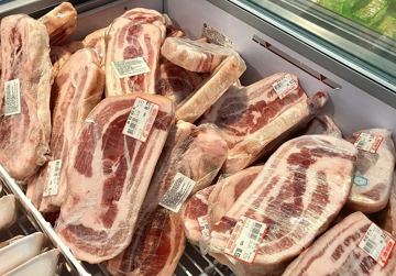 Thịt heo nhập khẩu chỉ khoảng 43.000 đồng/kg, vì sao giá thịt trong nước vẫn cao hơn nhiều?