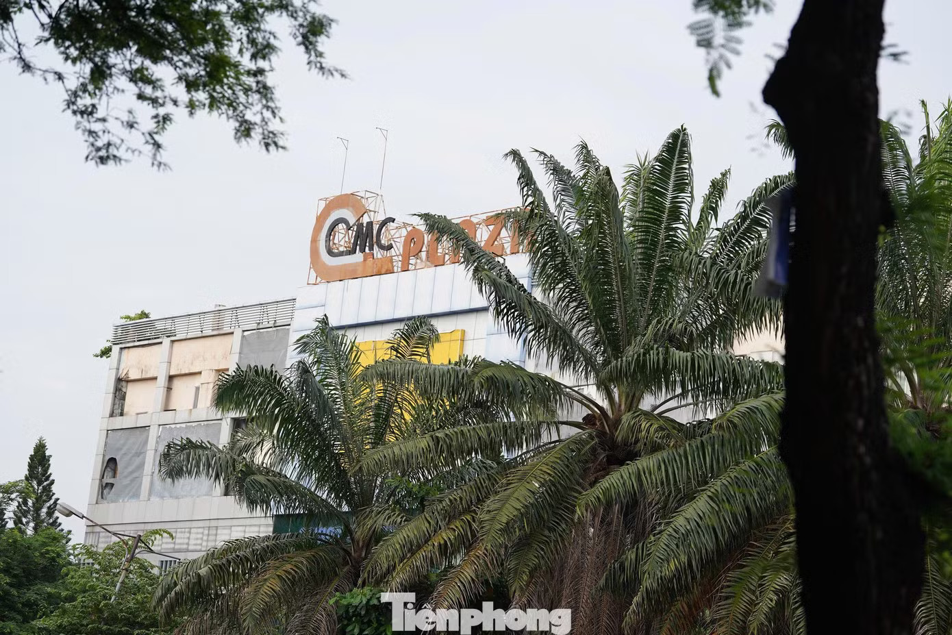 <a style='text-decoration: none;' href='/CMC'>CMC</a> Plaza tại số 79B Lý Thường Kiệt, thuộc phường 8, quận Tân Bình cũ, được hình thành từ năm 2007 và thuộc Tổng Công ty Xây dựng Sài Gòn. Theo người dân khu vực, <a style='text-decoration: none;' href='/CMC'>CMC</a> Plaza đã ngừng hoạt động từ khoảng năm 2015. Hai khu 'đất vàng' TPHCM vừa đề xuất thanh toán dự án chống ngập gần 10.000 tỷ - Ảnh 3.