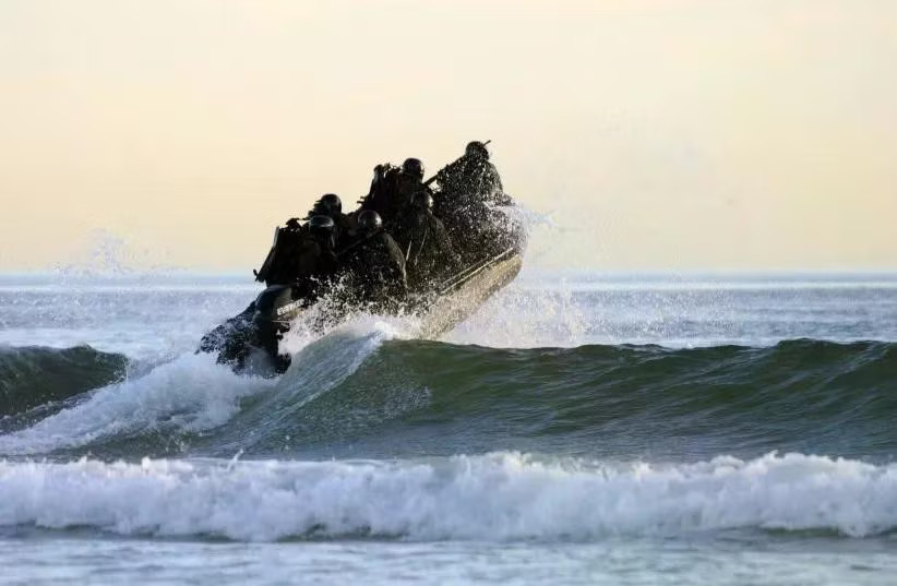 Lực lượng SEAL của Hải quân Mỹ trong buổi huấn luyện tác chiến hàng hải tại Coronado, California. (Hình minh họa) Mỹ bí mật rà phá thủy lôi suốt 4 tháng ở eo biển Hormuz - Ảnh 1.