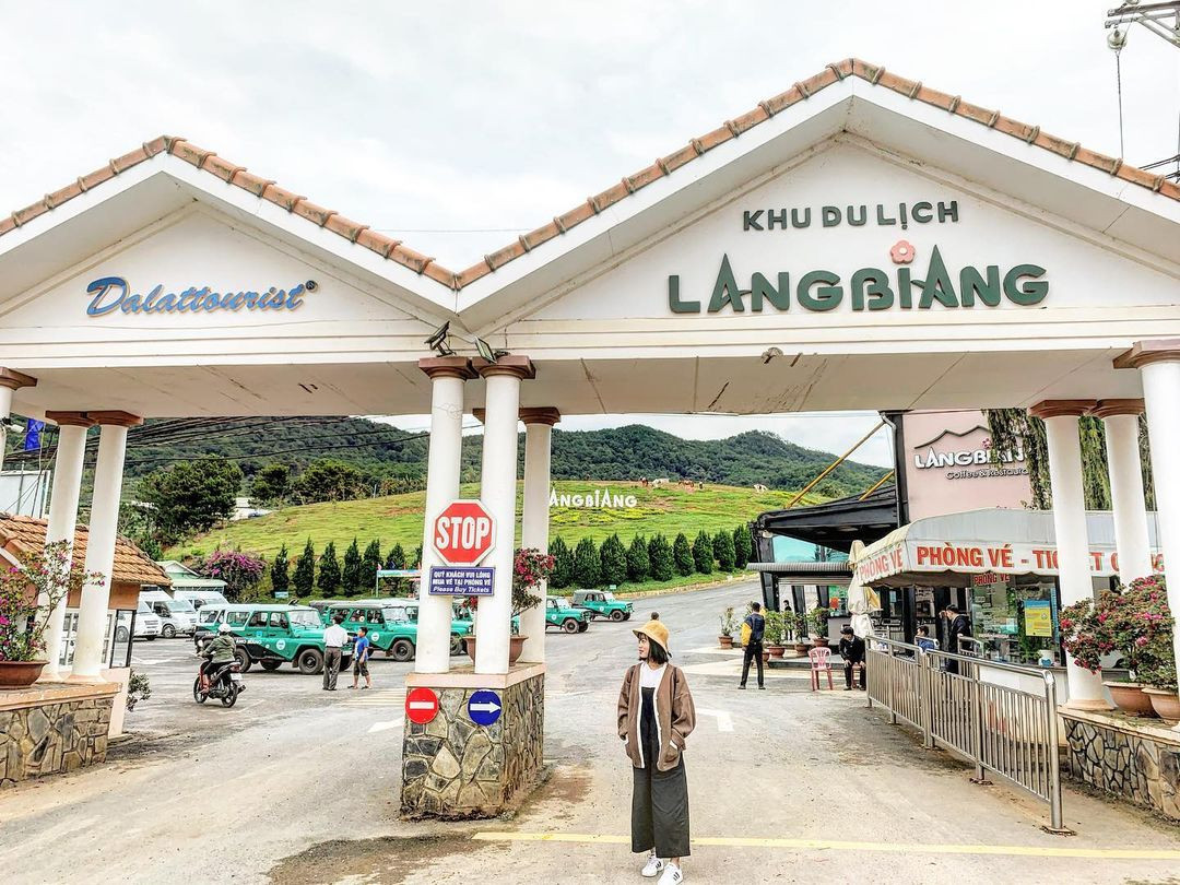 Cổng vào khu du lịch Langbiang, nơi du khách mua vé và thuê xe để lên đỉnh núi. Ảnh- dulichdalat