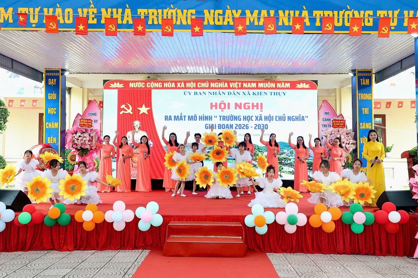 Cô và trò phân hiệu 1 Trường tiểu học Núi Đối biểu diễn văn nghệ chào mừng buổi ra mắt mô hình Hải Phòng ra mắt mô hình trường học xã hội chủ nghĩa - Ảnh 1.