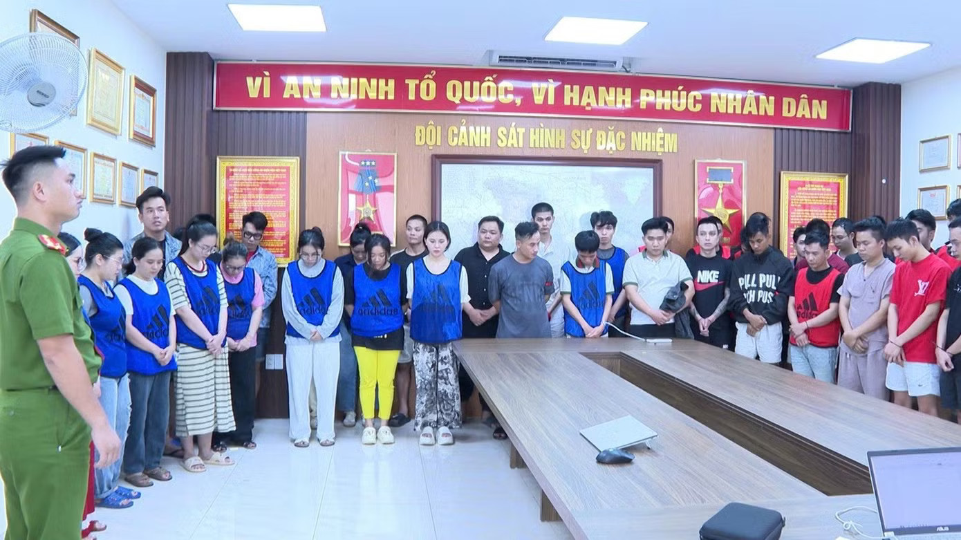 Các đối tượng tại cơ quan điều tra. Ảnh: CAHP Bắt ổ nhóm chuyên lừa phụ nữ Việt có điều kiện - Ảnh 1.