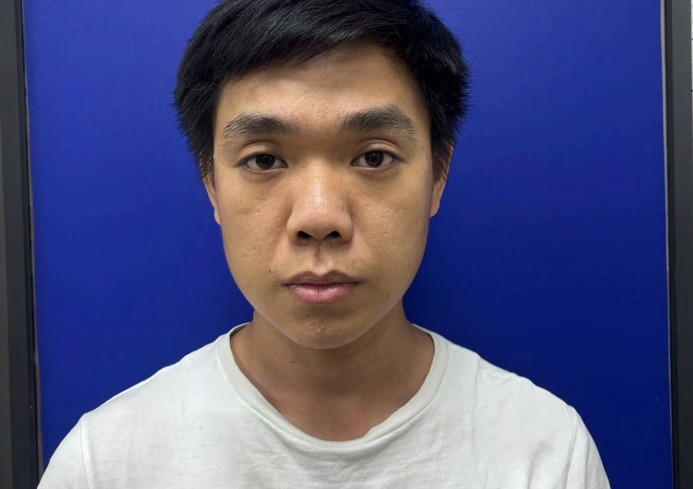 Đối tượng Từ Đạt Huy tại cơ quan công an. Bắt ổ nhóm chuyên lừa phụ nữ Việt có điều kiện - Ảnh 4.